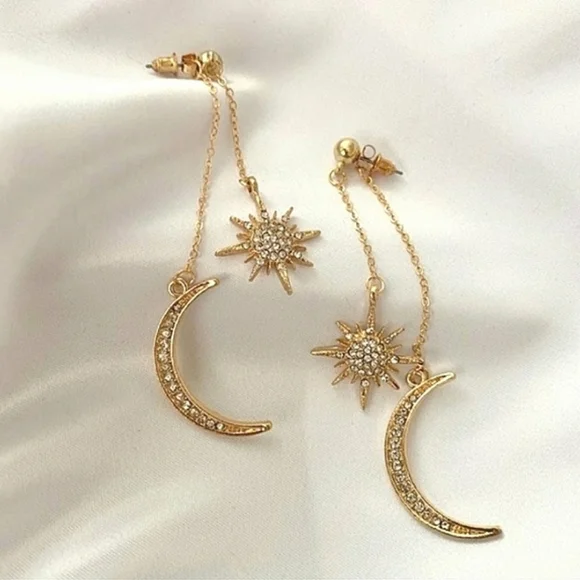 NWT 🌙 MOON AND STARS SET NECKLACE AND EARRINGS. ✨️ - Picture 3 of 3